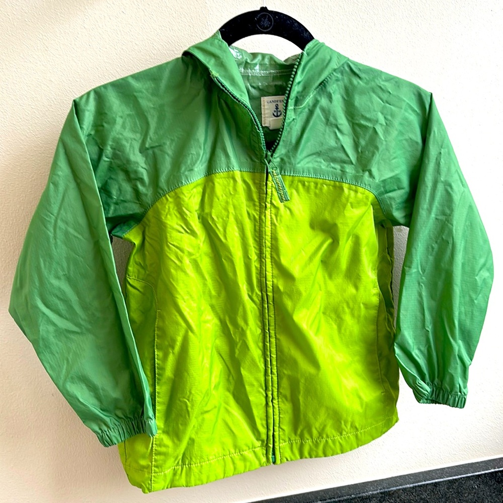 Excellent condition Lands End boys rain coat. Size medium (5-6)